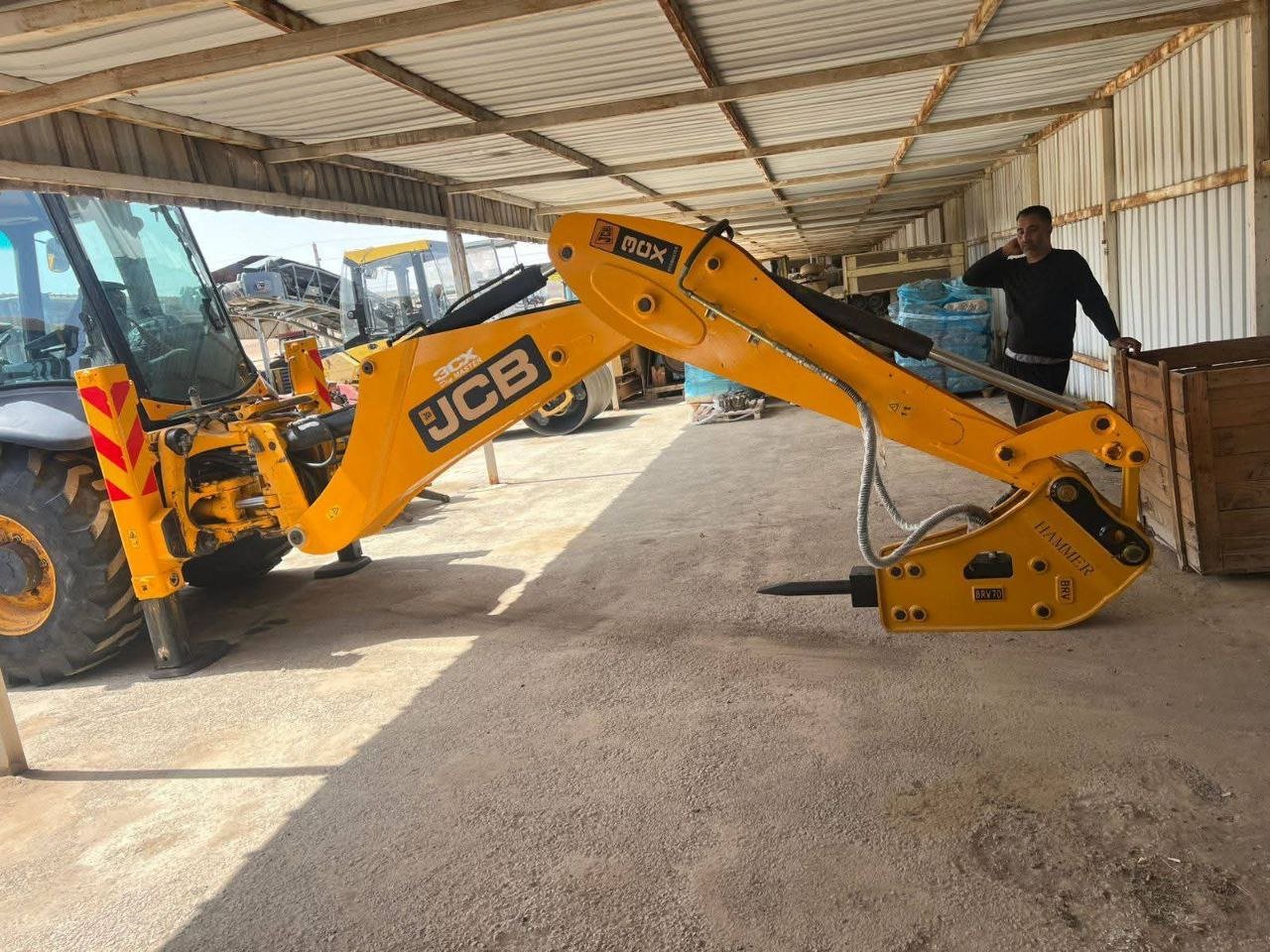 متوفر للبيع لوادر حفار JCB استيراد اوروبى ومعه جاك همر + باكت خلفى 62 سم موجود بالمنطقة الحره دمشق