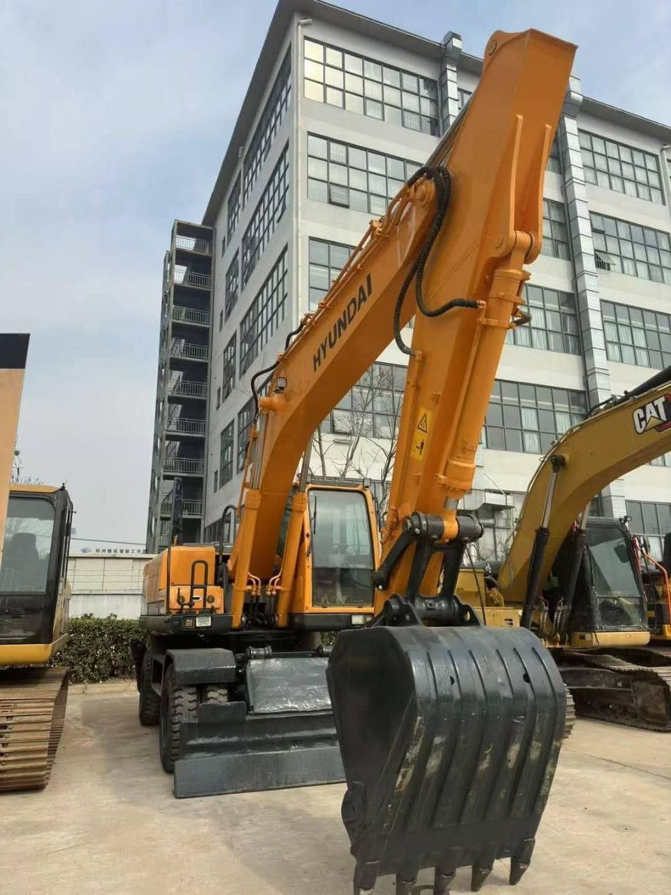 بيع وشراء حفارات في سوريا، متوفر حفار هونداي Hyundai R210W-9 موديل 2018، بحالة شبه جديدة، متوفر في دمشق