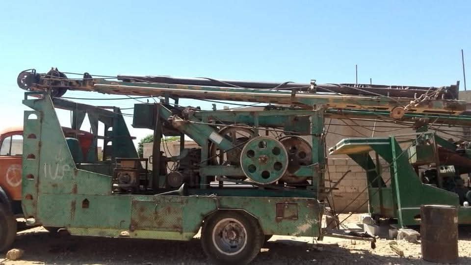 بيع وشراء حفارات في سوريا، متوفرة حفارة أنطو 125 على سيارة موديل 2006، بحالة ممتازة، متوفرة في حلب