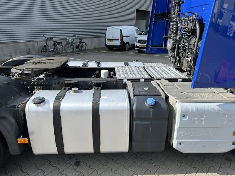 Volvo 420 Truck car head truck, 2016 model, new European import, located in Latakia, heavy transport trucks for sale in Syria