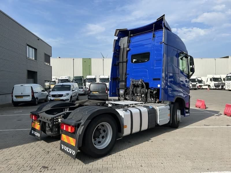 Volvo 420 Truck car head truck, 2016 model, new European import, located in Latakia, heavy transport trucks for sale in Syria