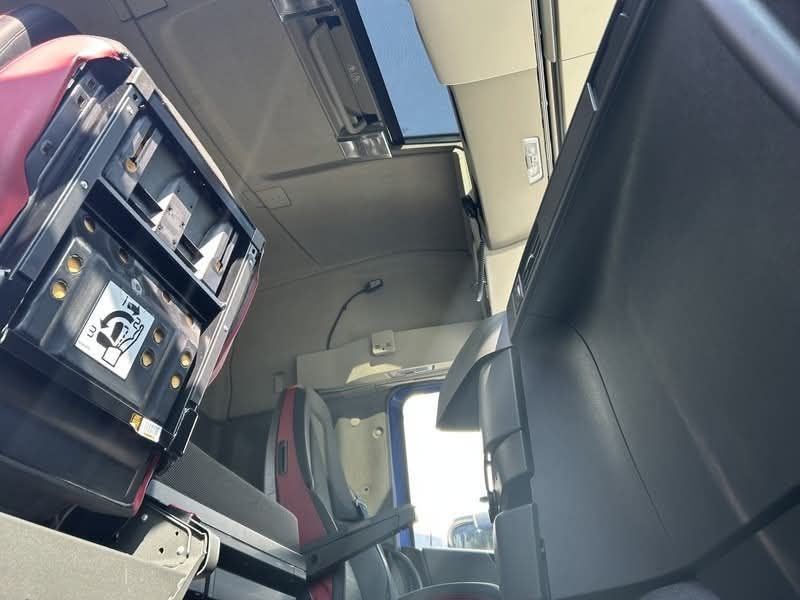 Volvo 420 Truck car head truck, 2016 model, new European import, located in Latakia, heavy transport trucks for sale in Syria