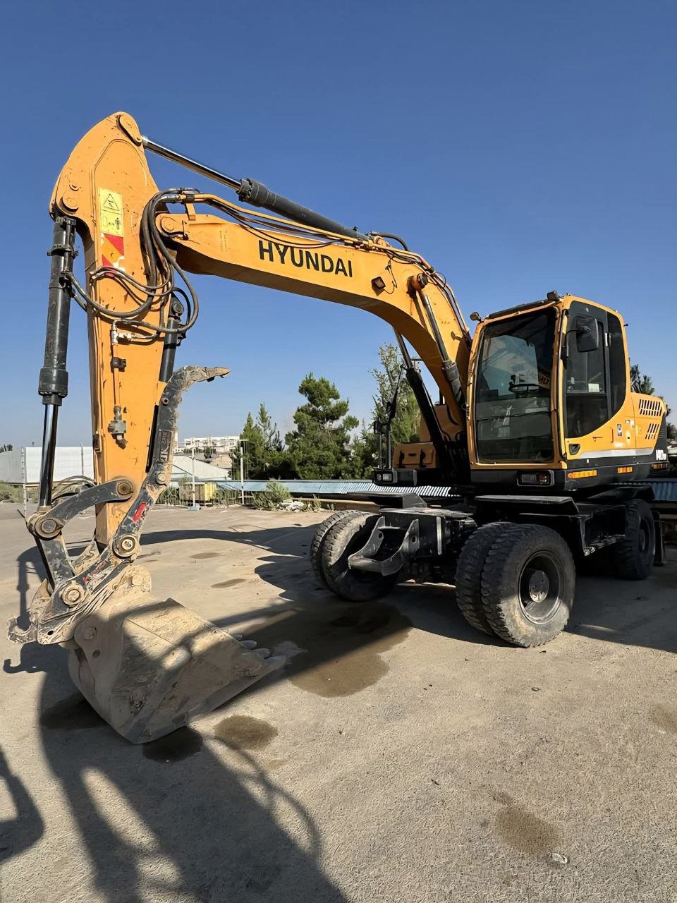 🚜 حفارة هيونداي دولاب Hyundai R140W-7 موديل 2017 تواجد الرقة