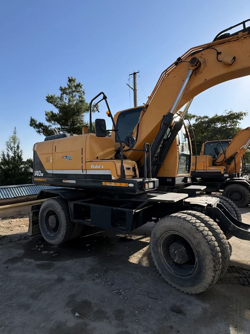 🚜 حفارة هيونداي دولاب Hyundai R140W-7 موديل 2017 تواجد الرقة