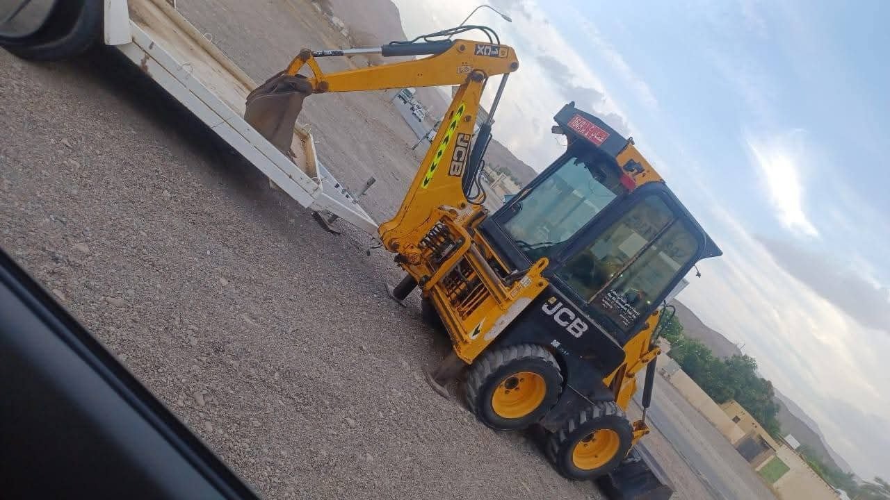 للبيع بوبكات في اللاذقية, بوب كات JCB مع حفار موديل 2015 وارد المملكة المتحدة تواجد اللاذقية, سوق المعدات الثقيلة في سوريا