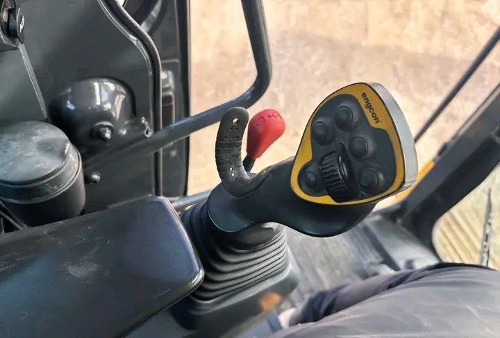 للبيع حفار كوماتسو في حمص، باكر كوماتسو 220 موديل 2019، تواجد حمص، أفضل العروض على المعدات الثقيلة