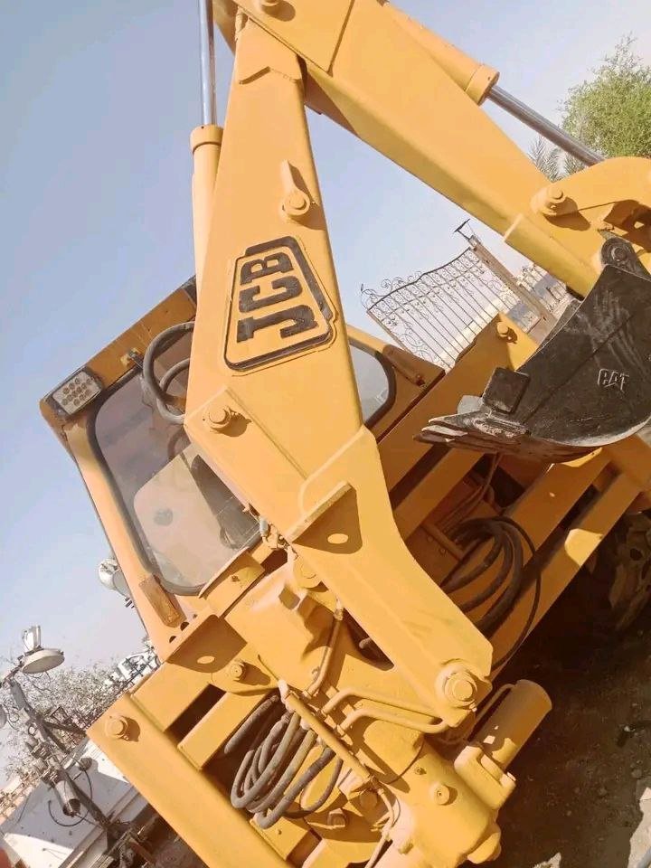 للبيع حفار JCB في حمص, حفار JCB موديل 1998 تواجد حمص, سوق المعدات الثقيلة في سوريا