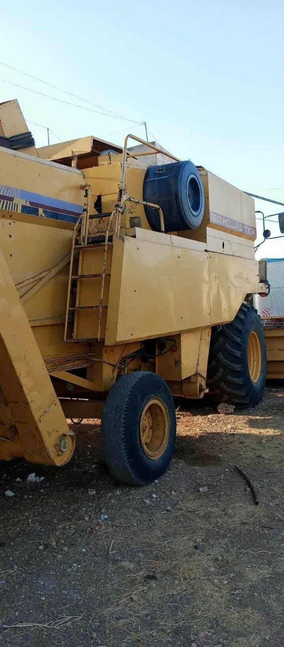 للبيع حصادة نيو هولاند في حماة، هارفستر New Holland TX34 موديل 1991، تواجد حماة، أسعار منافسة للمعدات الزراعية الثقيلة