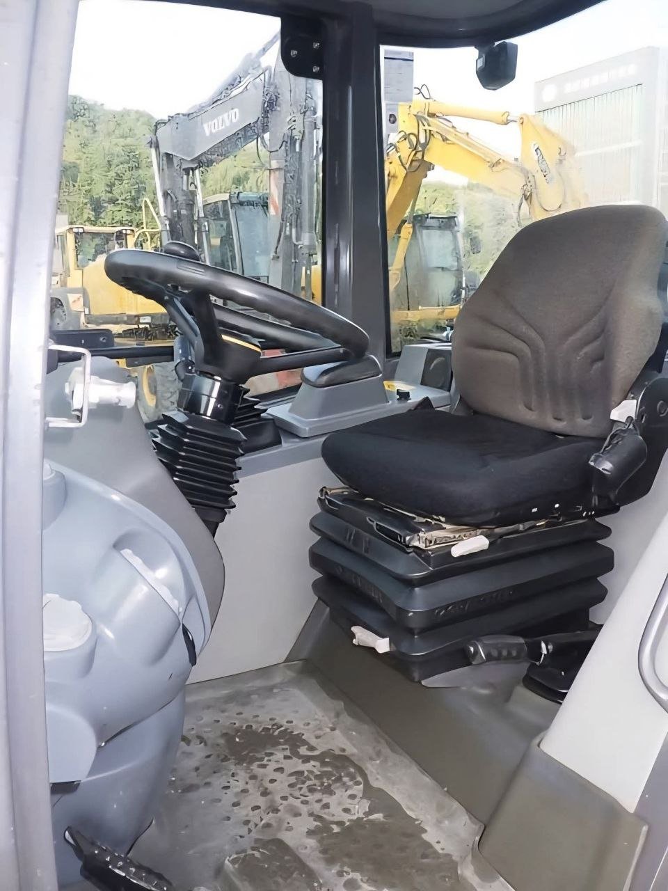 للبيع تركس فولفو في دمشق، لودر Volvo L25 موديل 2016، تواجد دمشق، أفضل العروض على اللوادر والمعدات الثقيلة