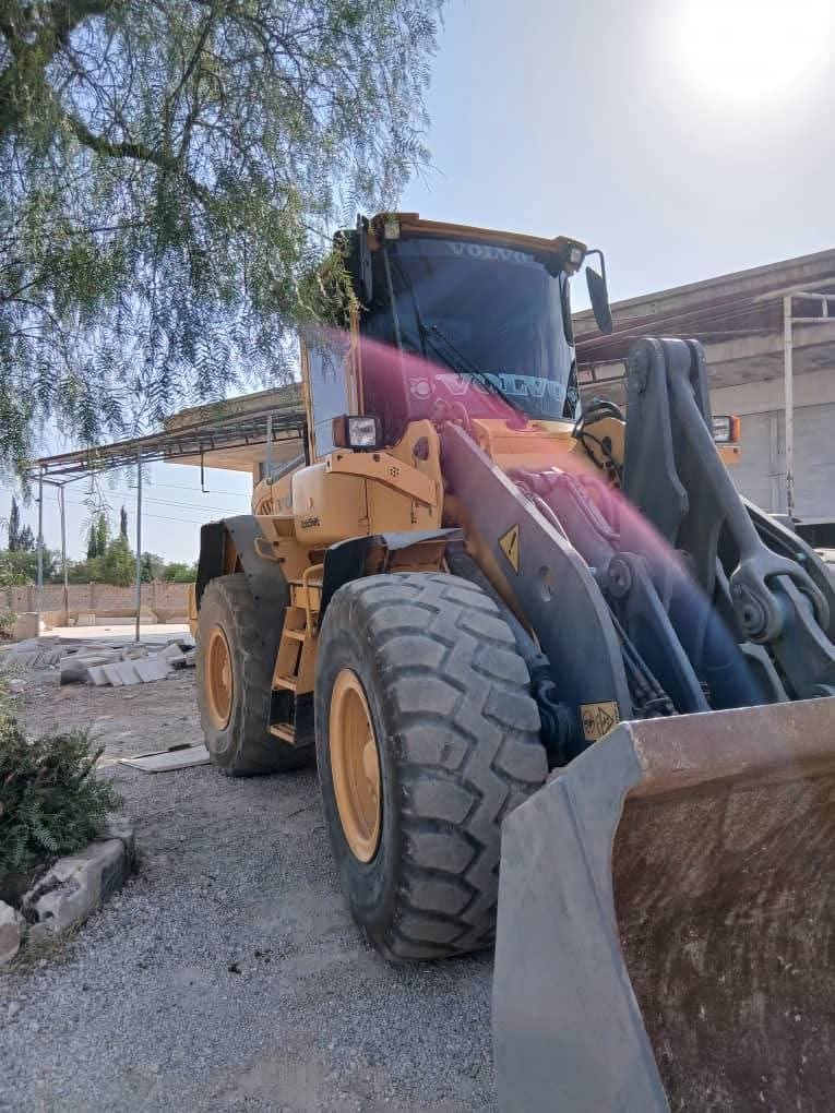 للبيع تركس فولفو في دمشق, لودر VOLVO L90 E كهرباء فحص كامل موديل 2003 بمواصفات 2006 وارد ألمانيا بحالة ممتازة تواجد دمشق, سوق المعدات الثقيلة في سوريا
