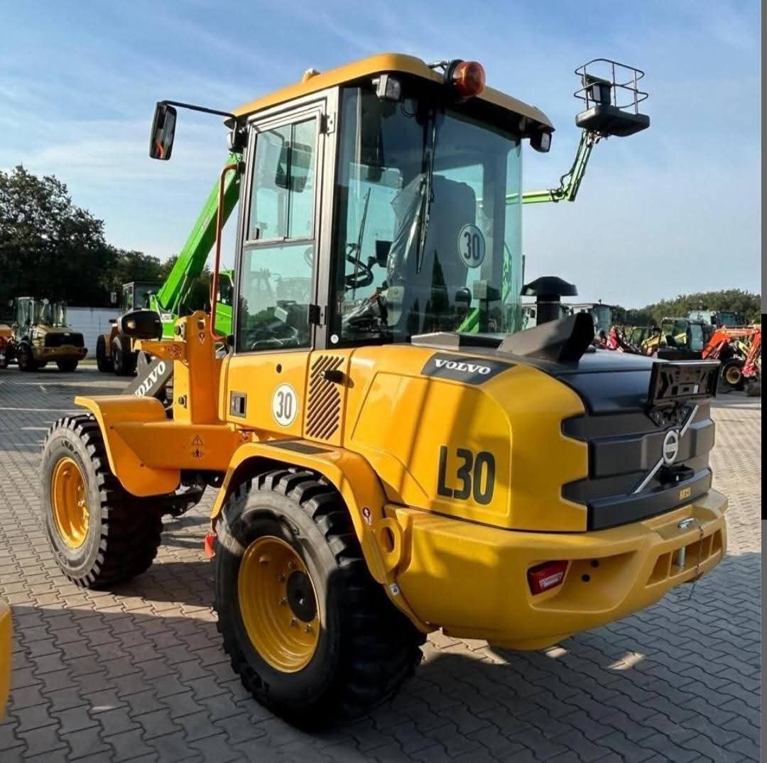 للبيع تركس فولفو في دمشق، لودر VOLVO L30 موديل 2024، تواجد دمشق، أحدث العروض على اللوادر والمعدات الثقيلة