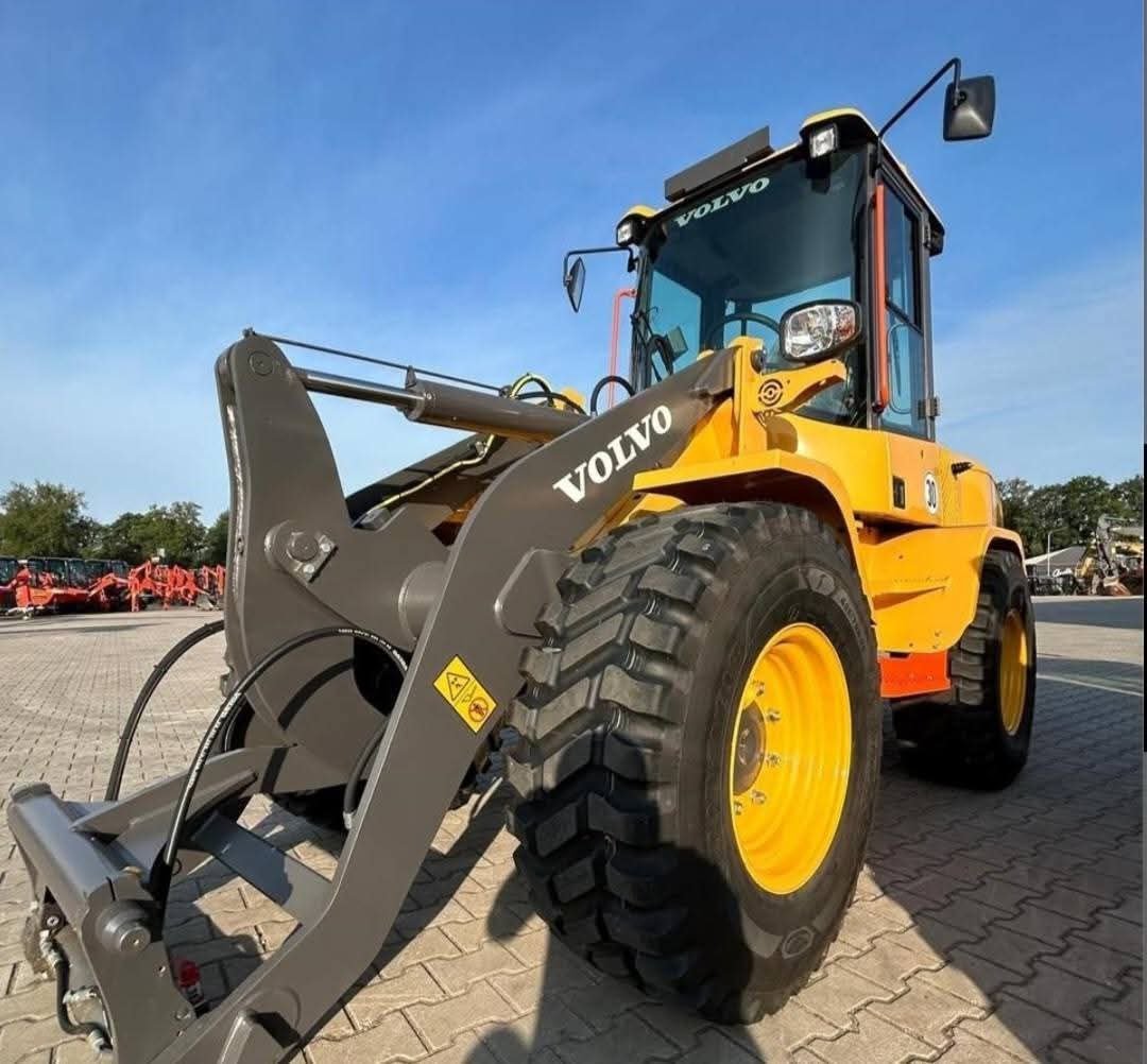 للبيع تركس فولفو في دمشق، لودر VOLVO L30 موديل 2024، تواجد دمشق، أحدث العروض على اللوادر والمعدات الثقيلة