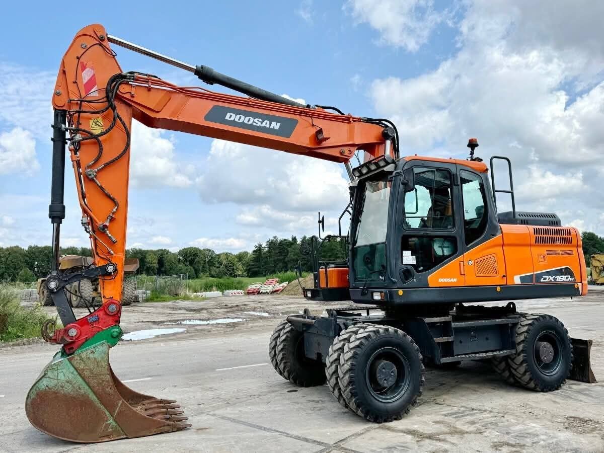 حفار دوسان للبيع في دمشق، باكر Doosan DX190W-5 موديل 2016 بحالة ممتازة، تواجد دمشق، عروض مميزة على الحفارات والمعدات الثقيلة