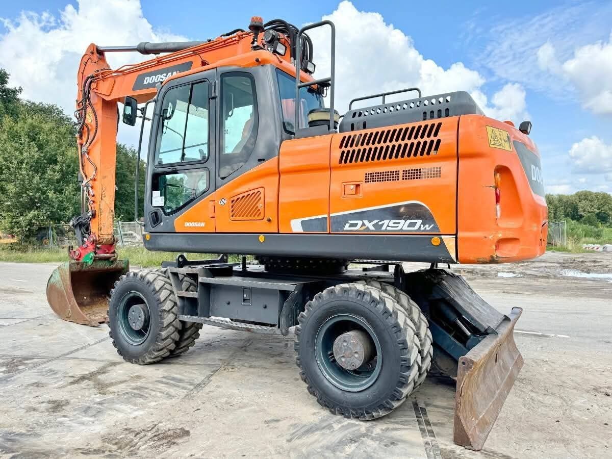 حفار دوسان للبيع في دمشق، باكر Doosan DX190W-5 موديل 2016 بحالة ممتازة، تواجد دمشق، عروض مميزة على الحفارات والمعدات الثقيلة