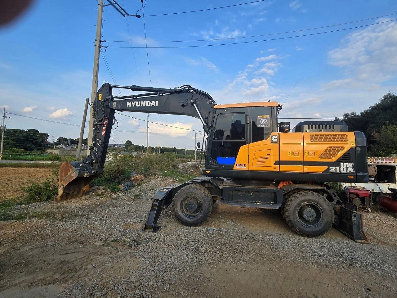 حفار هيونداي للبيع في دمشق، باكر Hyundai HW210A موديل 2023 شبه جديد، تواجد دمشق، أفضل العروض على الحفارات الحديثة والمعدات الثقيلة
