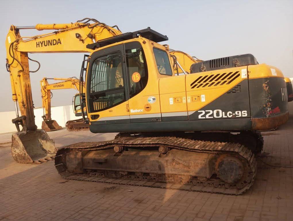 حفار هيونداي للبيع في مصر، هيونداي 220LC-9 موديل 2016 تواجد الإسكندرية، افضل موقع لبيع المعدات الثقيلة في مصر