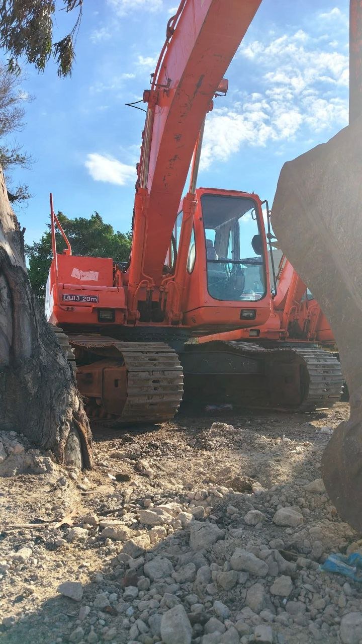 Daewoo excavator for sale in Egypt, Daewoo 225 model 2009 located in Cairo, the best site for selling heavy equipment in Egypt.