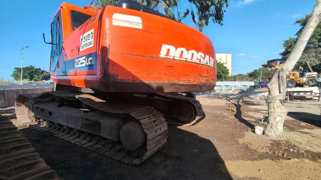 Daewoo excavator for sale in Egypt, Daewoo 225 model 2009 located in Cairo, the best site for selling heavy equipment in Egypt.