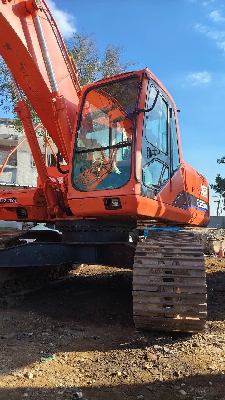 Daewoo excavator for sale in Egypt, Daewoo 225 model 2009 located in Cairo, the best site for selling heavy equipment in Egypt.