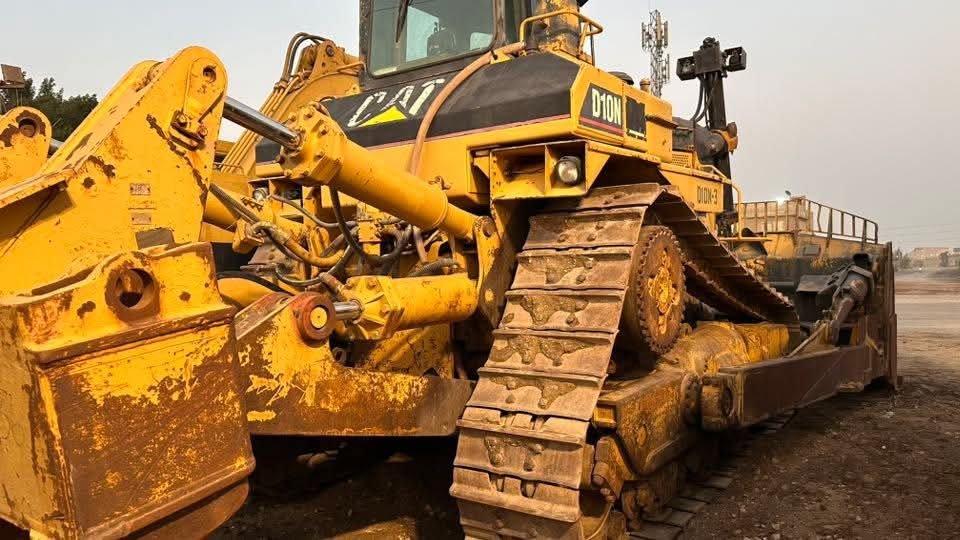 Caterpillar bulldozer for sale in Egypt, Caterpillar D9N model 2002 located in Giza, the best site for selling heavy equipment in Egypt.