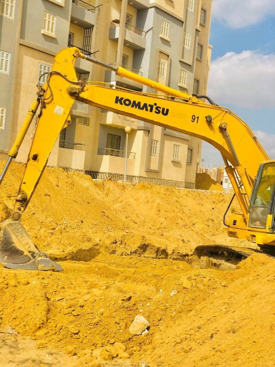 حفارة كوماتسو للبيع في مصر، كوماتسو 210 موديل 2008 تواجد المنصورة، افضل موقع لبيع المعدات الثقيلة في مصر