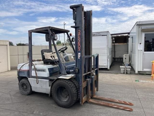 كلارك للبيع في مصر، Jcb 30 موديل 2000 تواجد القاهرة، افضل موقع لبيع المعدات الثقيلة في مصر
