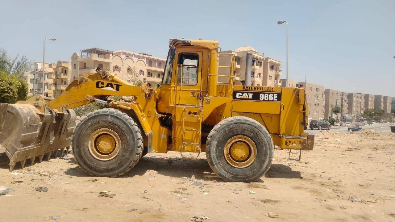 Caterpillar loader for sale in Egypt, Caterpillar 966E, model 1990, located in Giza. The best site for selling heavy equipment in Egypt.
