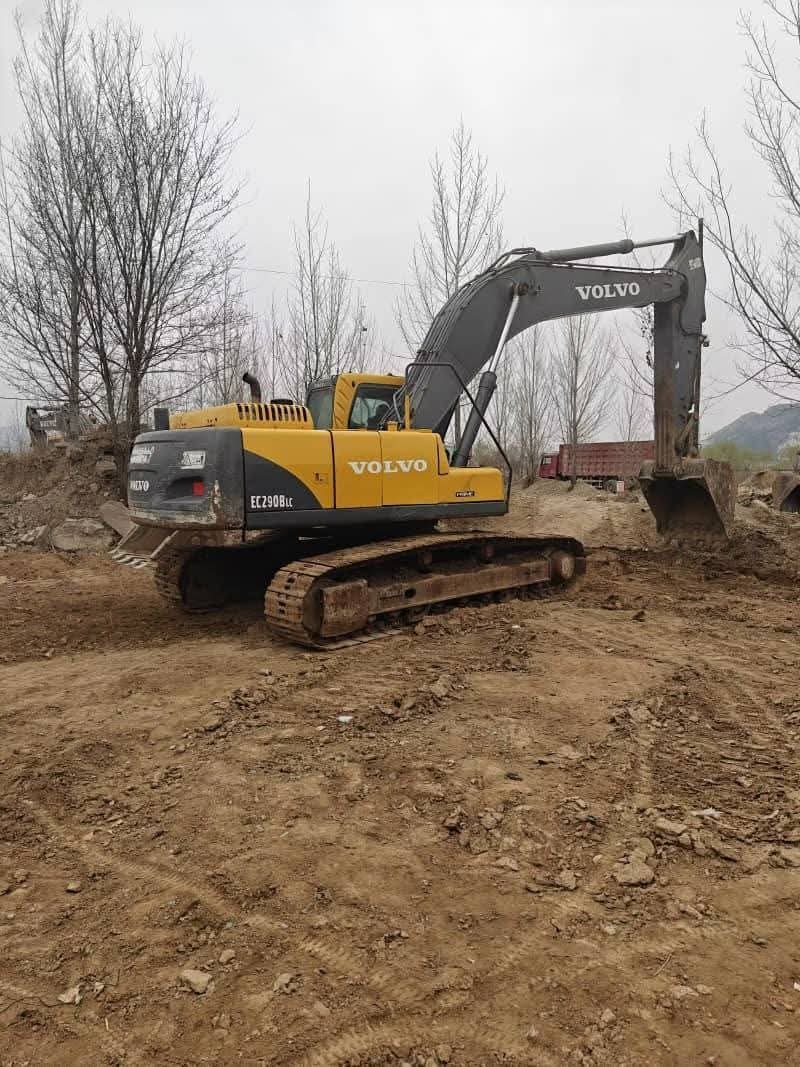 Volvo excavator for sale in Syria, Volvo 290 model 2016 located in Mansoura, the best site for selling trucks and heavy equipment in Egypt