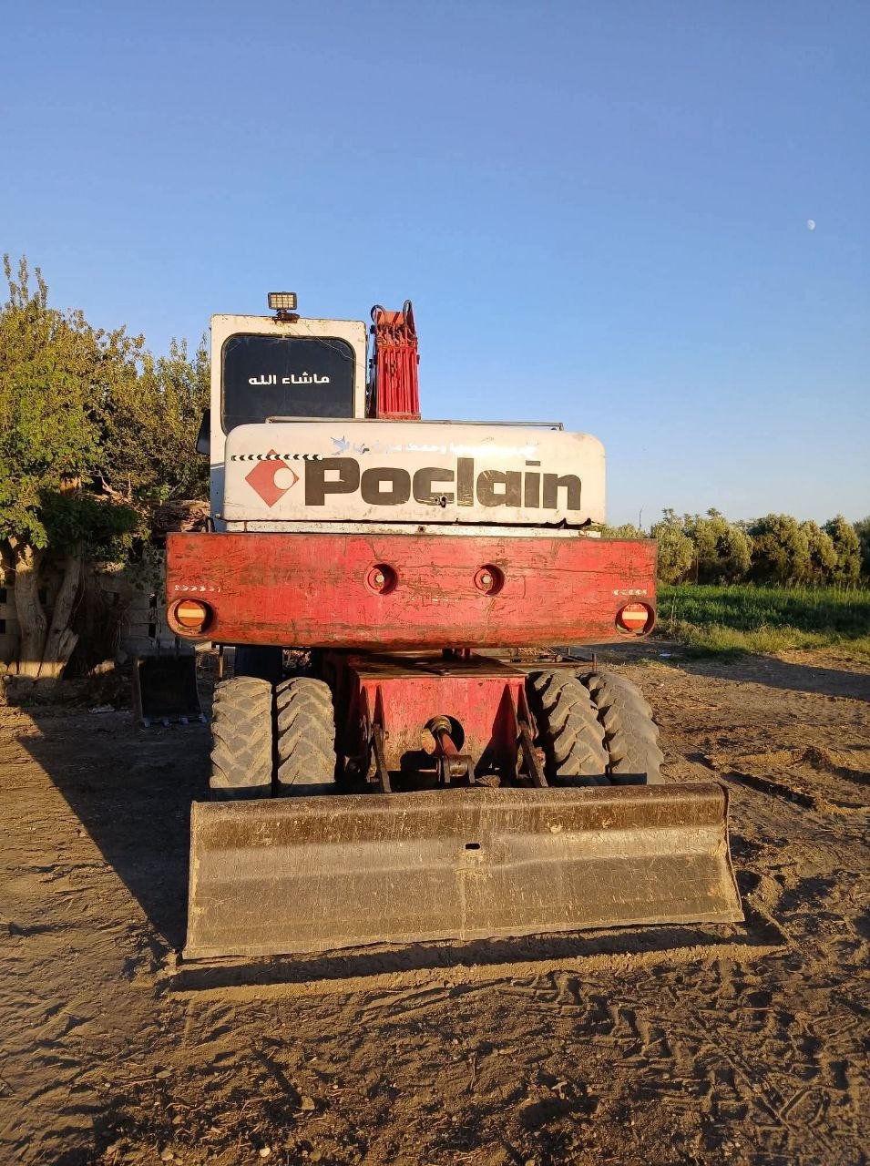 حفار Poclain للبيع في سوريا, Poclain 60 موديل 2002 تواجد المنصورة, أفضل موقع لبيع الشاحنات والمعدات الثقيلة في مصر