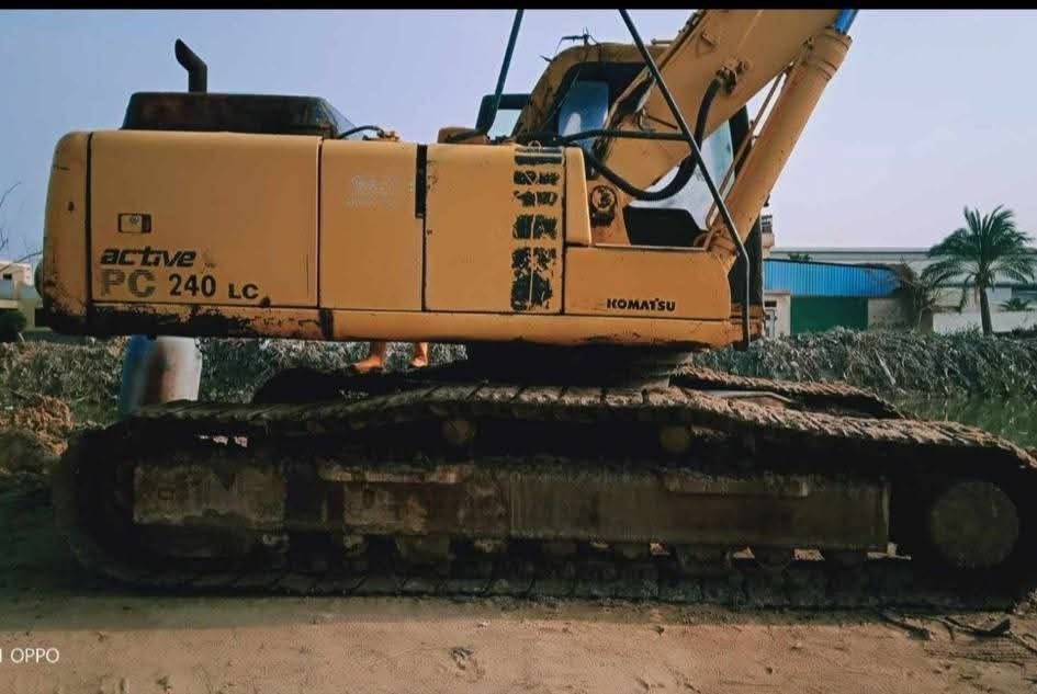 حفار كوماتسو للبيع في الأقصر, كوماتسو 210 موديل 2002 تواجد الأقصر, أفضل موقع لبيع الشاحنات والمعدات الثقيلة في مصر