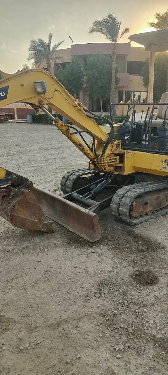 حفار كوماتسو للبيع في العريش, كوماتسو 20 موديل 2002 تواجد العريش, أفضل موقع لبيع الشاحنات والمعدات الثقيلة في مصر