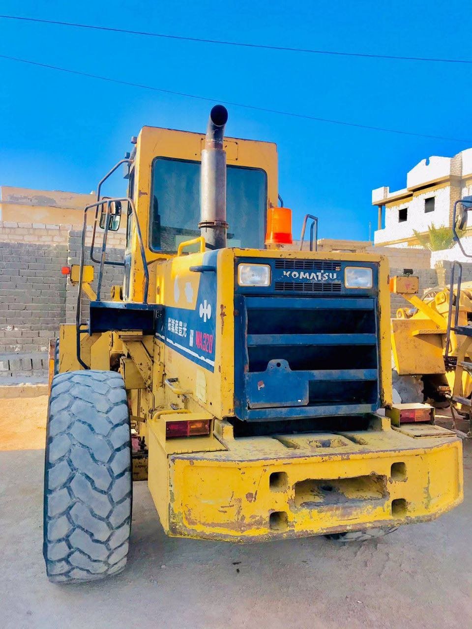 لودر كوماتسو للبيع في الشروق, كوماتسو 320 موديل 1990 تواجد الشروق, أفضل موقع لبيع الشاحنات والمعدات الثقيلة في مصر