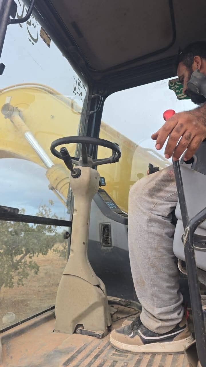 Komatsu excavator for sale in Mansoura, Komatsu 180, 2016 model, located in Mansoura. The best website for selling trucks and heavy equipment in Egypt.