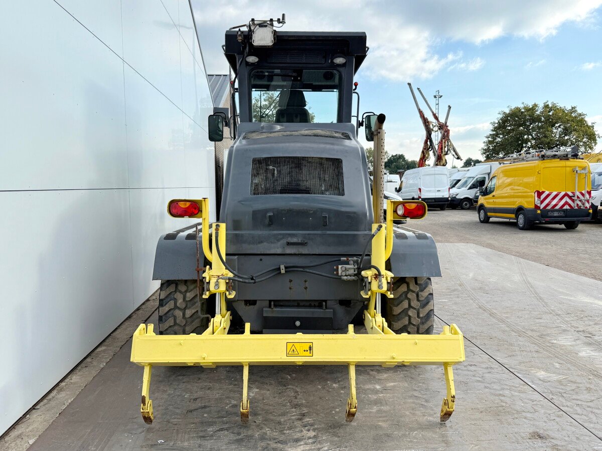 HBM BG110T-5 grader for sale, HBM BG110T-5 model 2015 imported from Europe, the best website for selling trucks and heavy equipment in Egypt