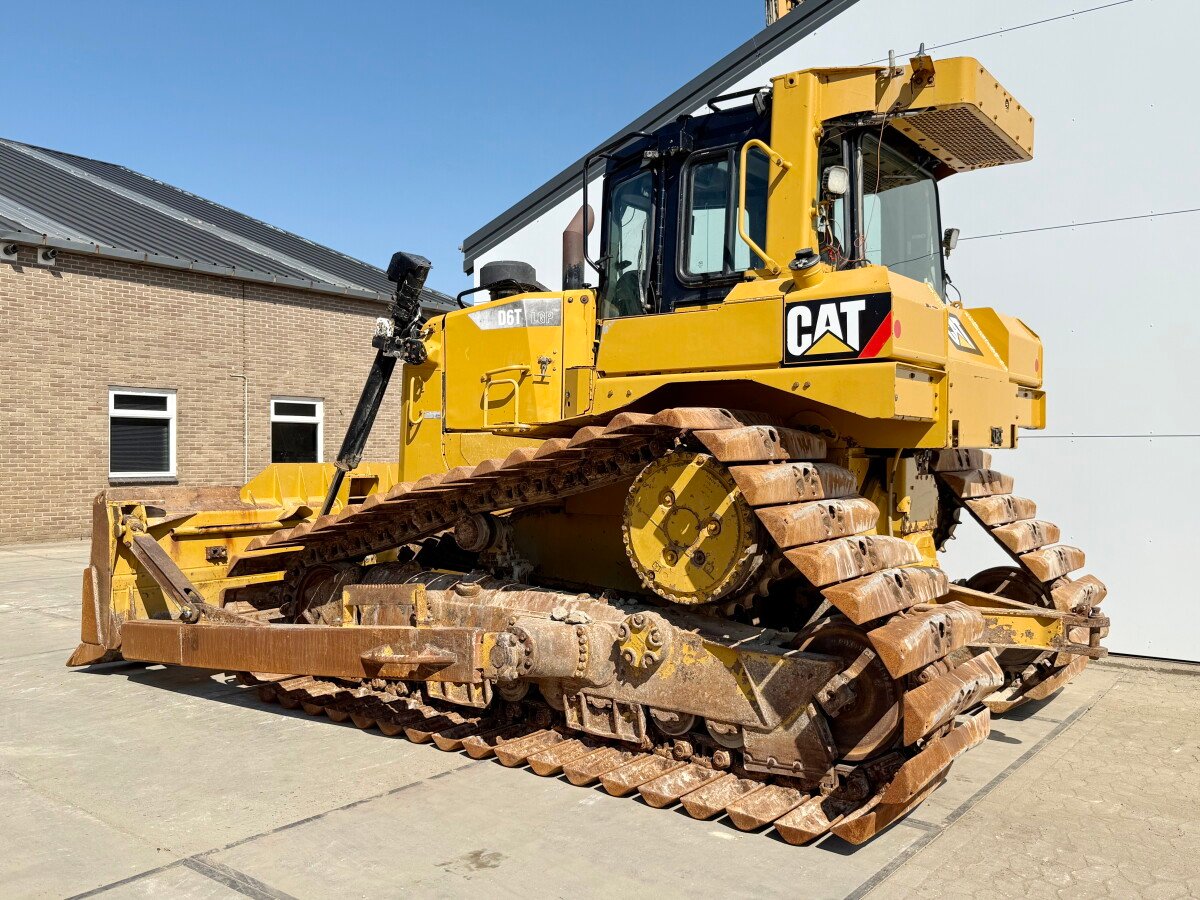 بلدوزر Caterpillar D6T LGP للبيع, Caterpillar D6T LGP موديل 2013 استيراد من اوروبا, أفضل موقع لبيع الشاحنات والمعدات الثقيلة في مصر
