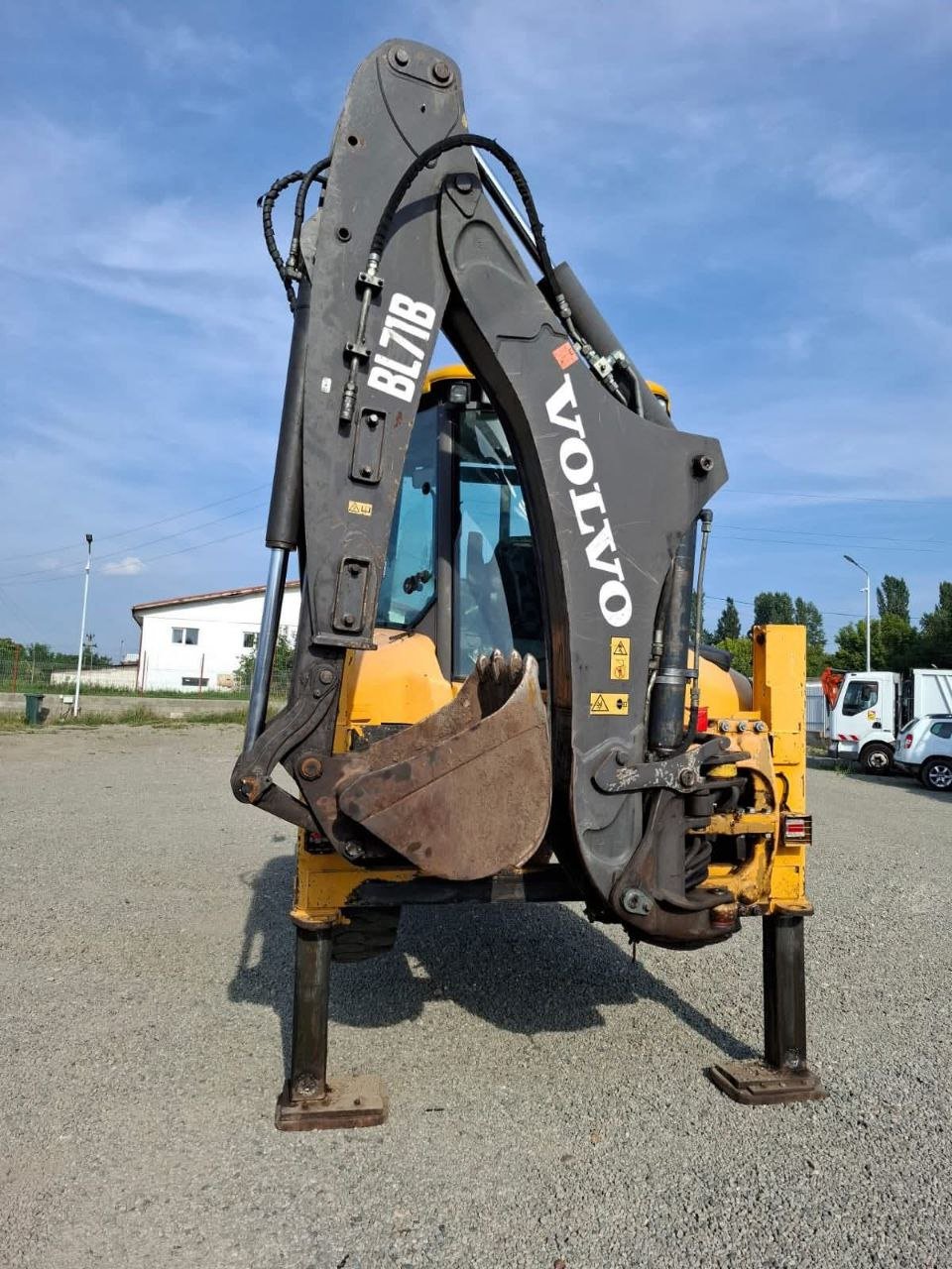 Volvo loader for sale, Volvo 71, 2010 model, located in Cairo. The best site for selling trucks and heavy equipment in Egypt.