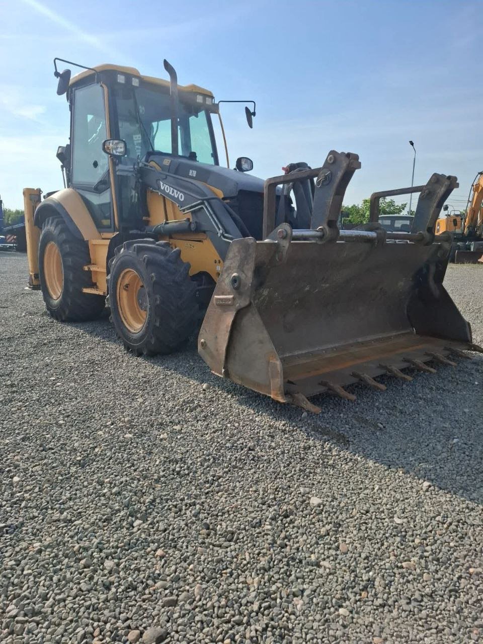 Volvo loader for sale, Volvo 71, 2010 model, located in Cairo. The best site for selling trucks and heavy equipment in Egypt.