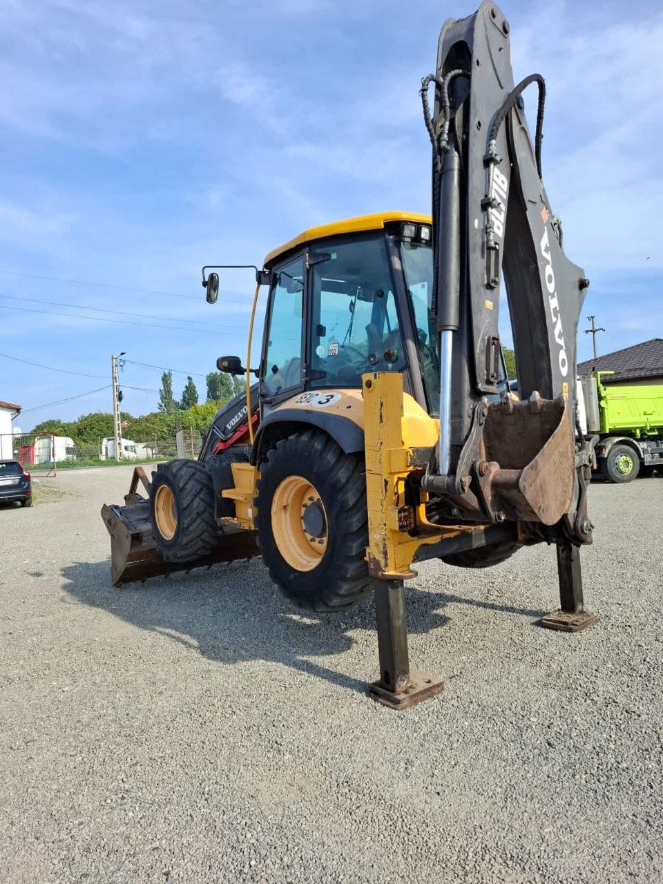 Volvo loader for sale, Volvo 71, 2010 model, located in Cairo. The best site for selling trucks and heavy equipment in Egypt.