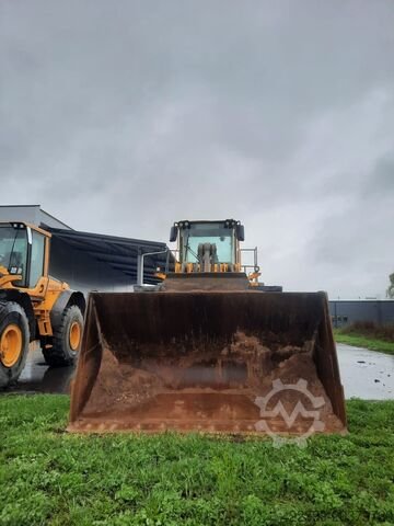 Volvo loader for sale, Volvo L180E model 2004 imported from China, the best site for selling trucks and heavy equipment in Egypt