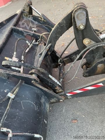 JCB loader for sale, JCB 406 model 2012 imported from China, the best site for selling trucks and heavy equipment in Egypt