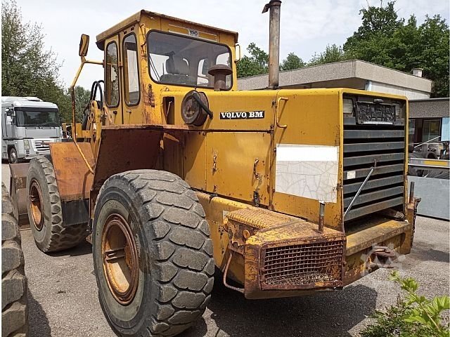 Volvo loader for sale, Volvo 4400 model 1980 imported from China, the best site for selling trucks and heavy equipment in Egypt