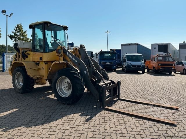VOLVO loader for sale, VOLVO L40 model 2000 imported from China, the best site for selling trucks and heavy equipment in Egypt