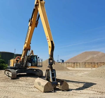 LIEBHERR excavator for sale, LIEBHERR LH40C model 2014 imported from Europe, the best site for selling trucks and heavy equipment in Egypt
