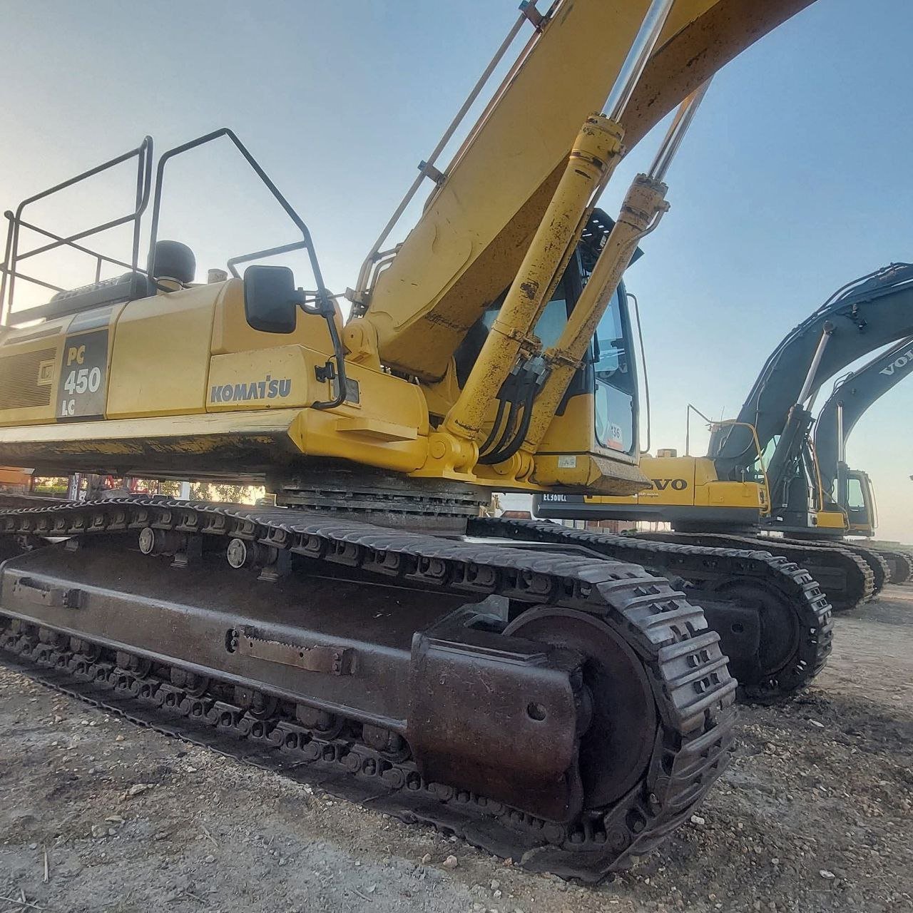 Komatsu excavator for sale in Cairo, Komatsu 450 model 2010 available in Cairo, the best site for selling trucks and heavy equipment in Egypt