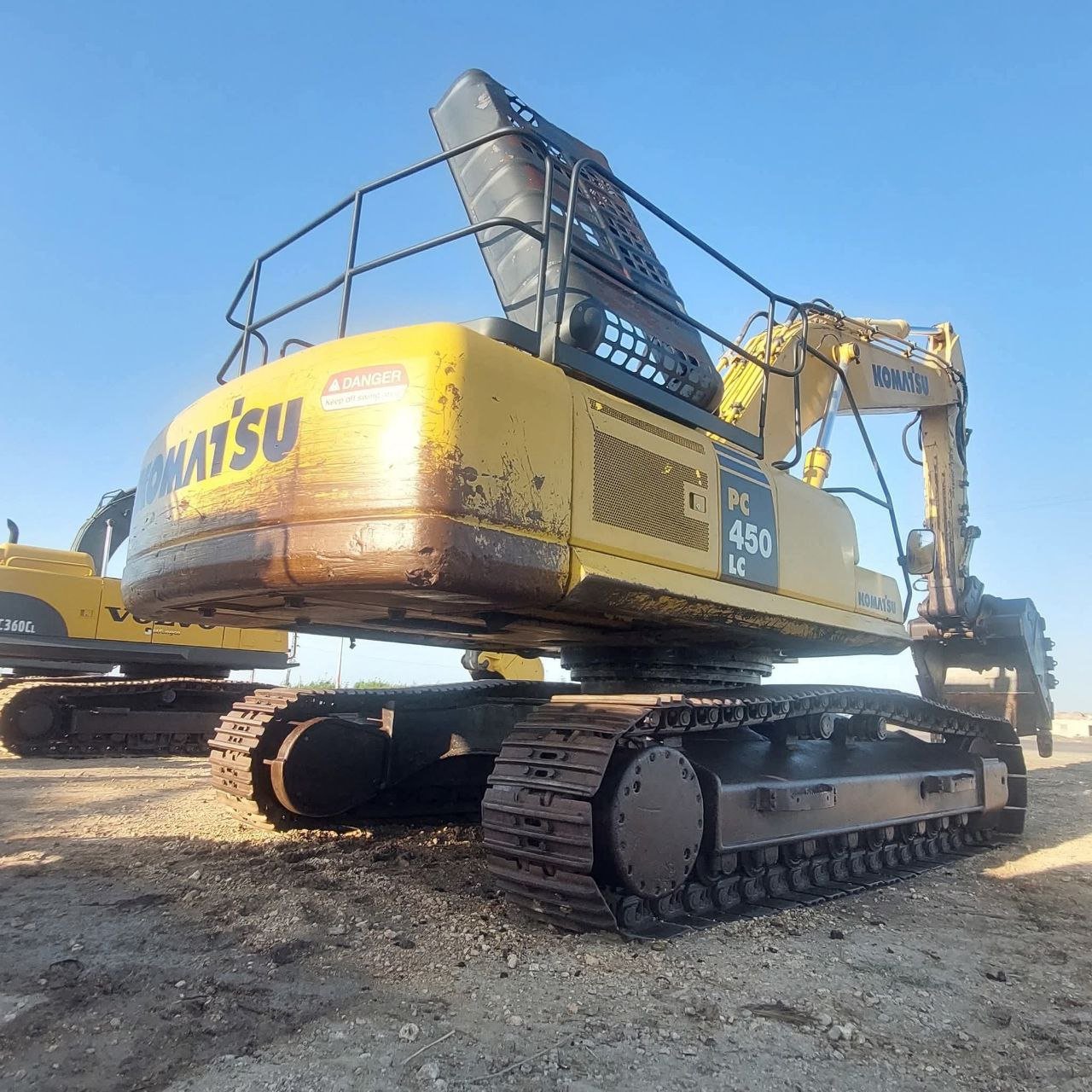 Komatsu excavator for sale in Cairo, Komatsu 450 model 2010 available in Cairo, the best site for selling trucks and heavy equipment in Egypt