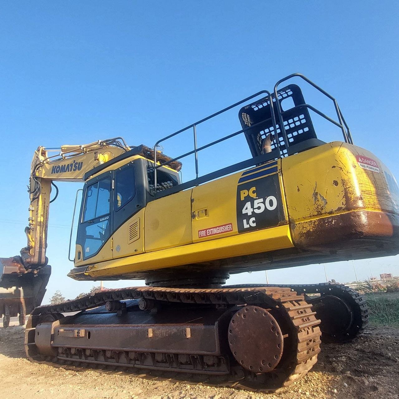 Komatsu excavator for sale in Cairo, Komatsu 450 model 2010 available in Cairo, the best site for selling trucks and heavy equipment in Egypt