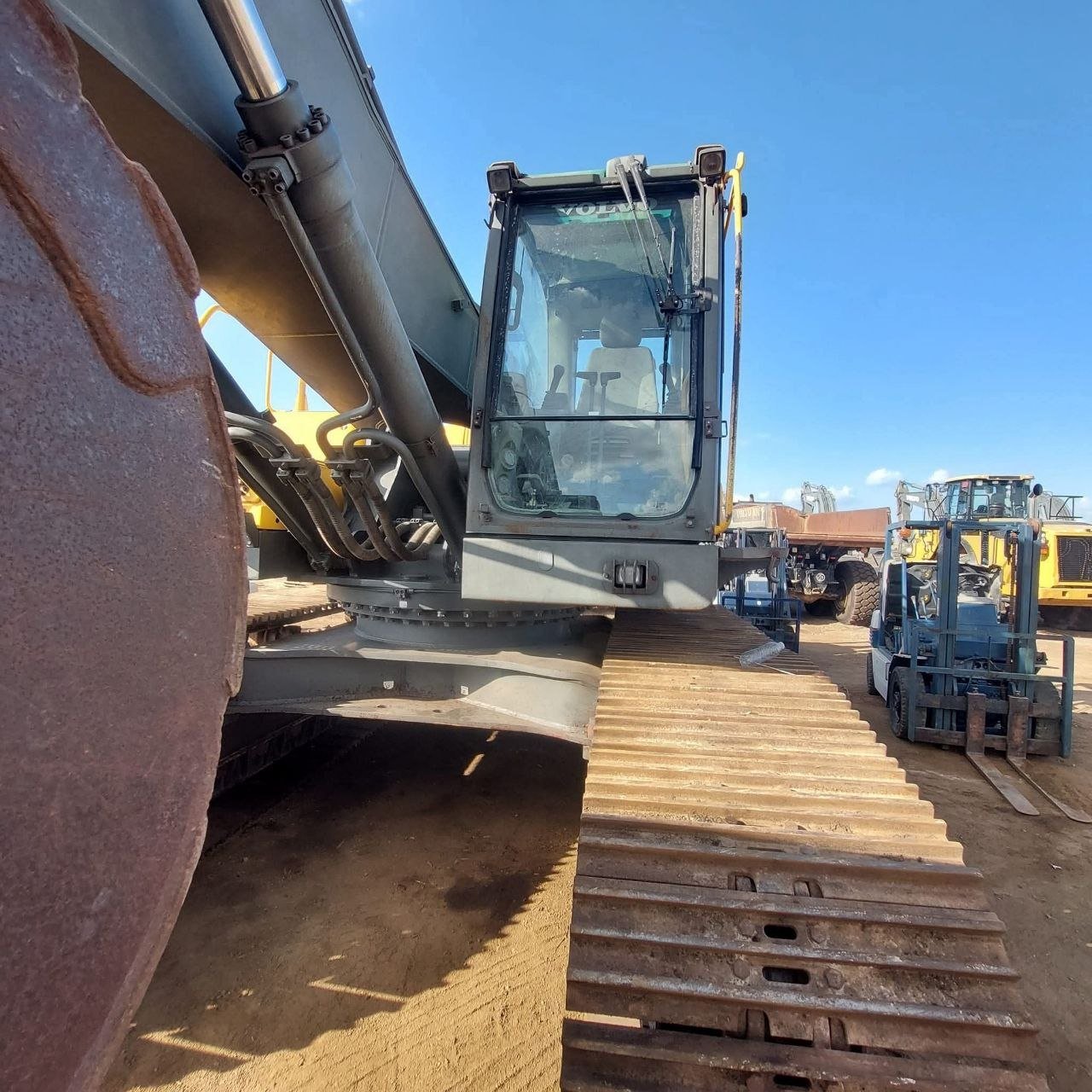 حفار فولفو للبيع في القاهرة,  فولفو 460 موديل 2016 تواجد القاهرة, أفضل موقع لبيع الشاحنات والمعدات الثقيلة في مصر