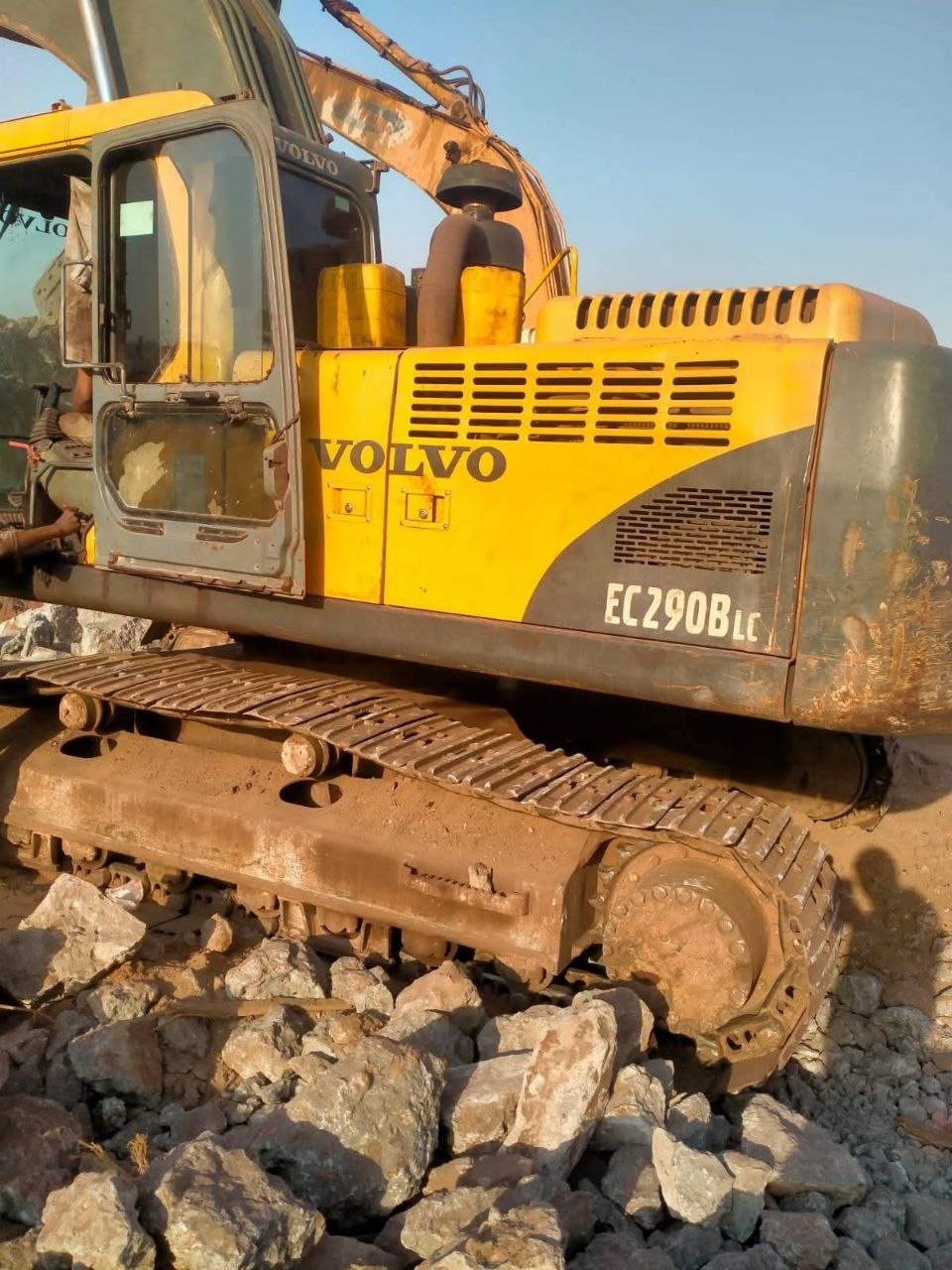 Hyundai excavator for sale in Giza, Hyundai 290 model 2016 available in Giza, the best site for selling trucks and heavy equipment in Egypt
