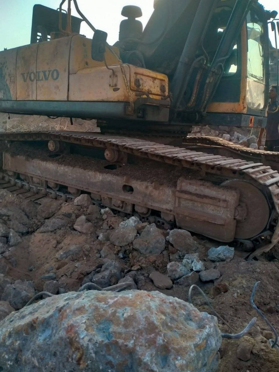Volvo excavator for sale in Giza, Volvo 290 model 2012 located in Giza, the best site for selling trucks and heavy equipment in Egypt