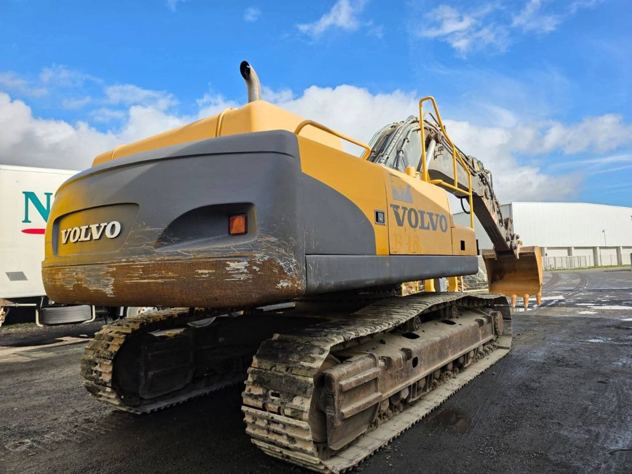 Volvo excavator for sale in Assiut, Volvo 360 model 2008 located in Assiut, the best site for selling trucks and heavy equipment in Egypt
